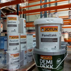 Lakier do malowania wewnętrznych paneli drewnianych Jotun Panellakk